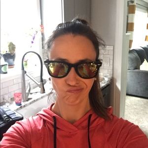 Meet your Posher, Olivia